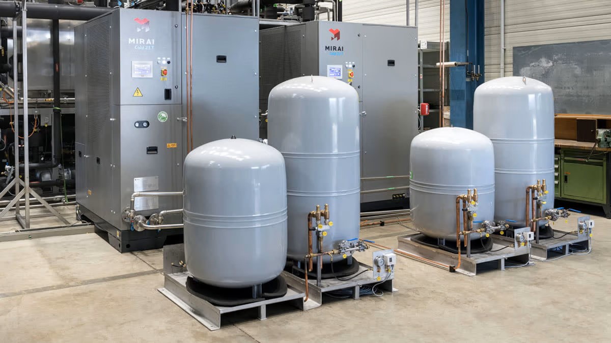 A contained ethane/propane cascade cooling system.